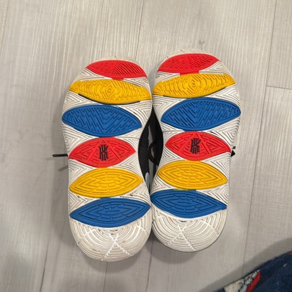 Friends Kyrie 5 - Picture 4 of 7